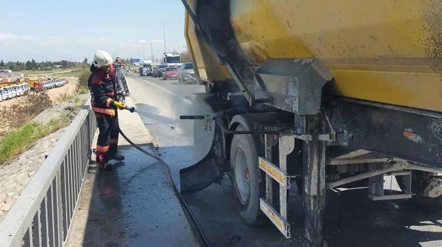 Hafriyat kamyonunun lastiğinde çıkan yangın korkuttu