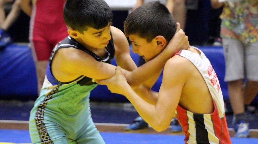 Manisa&rsquo;da okullar arası yıldızlar g&uuml;reş m&uuml;sabakaları