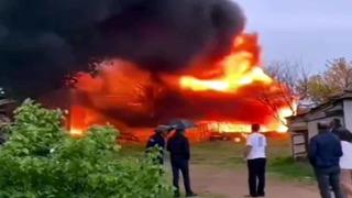 Arı kovanlarının bulunduğu depo, alev alev yandı