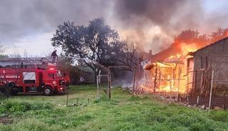 Edirne'de arı kovanlarının bulunduğu depo alev alev yandı