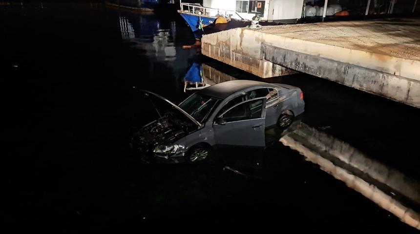 Çanakkale’de park halinde olan otomobil denize düştü