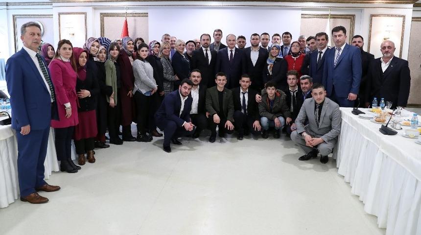 Bakan &Ouml;zl&uuml; Ak&ccedil;akoca il&ccedil;e teşkilatını kabul etti