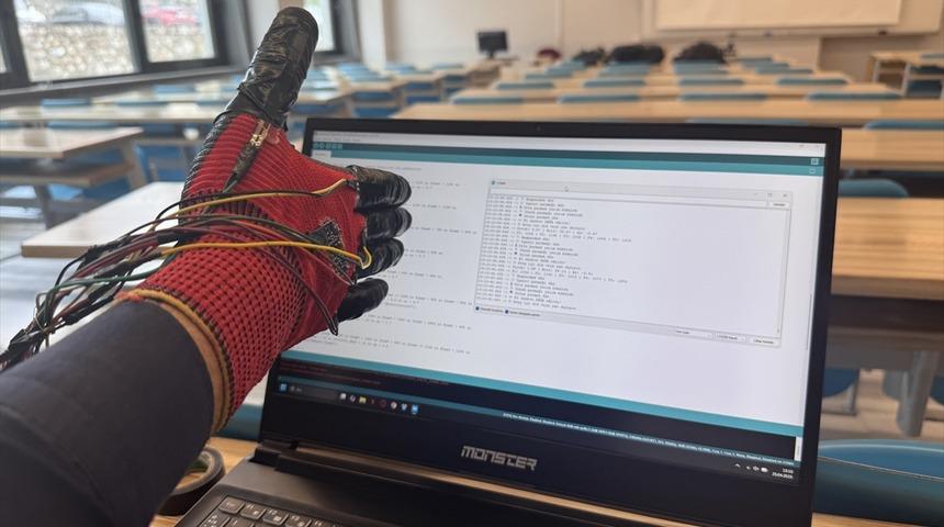 Üniversite öğrencileri işitme engelli bireyler için "akıllı iletişim eldiveni" geliştirdi