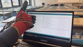 Üniversite öğrencileri işitme engelli bireyler için akıllı iletişim eldiveni geliştirdi