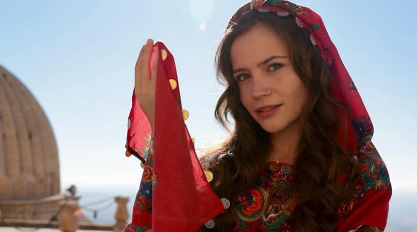 Yağmur Yüksel derin dekolteli puantiyeli tarzıyla dikkat çekti