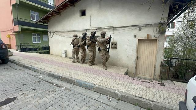 Artvin'de silah kaçakçılığı operasyonunda 9 zanlı yakalandı