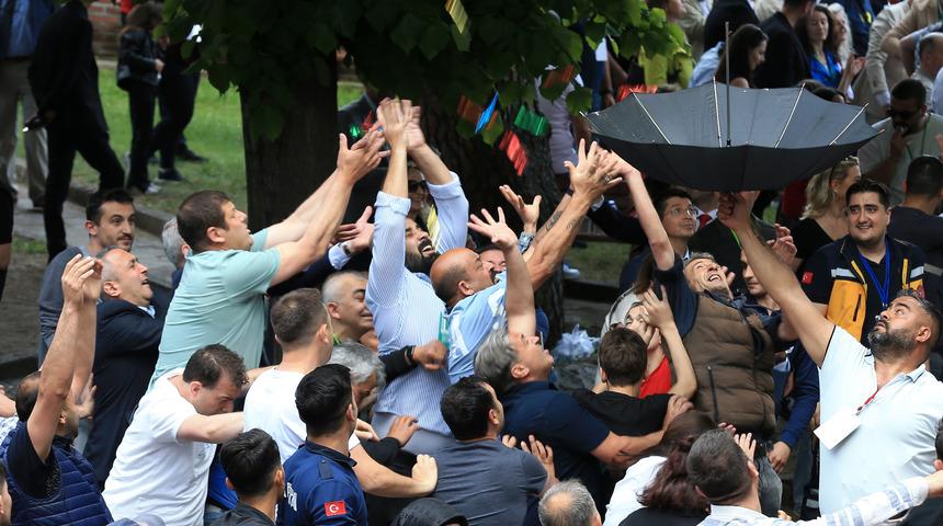 Manisa'da 8 ton mesir macunu halka saçıldı