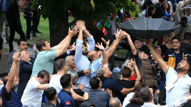 Manisa'da 8 ton mesir macunu halka saçıldı