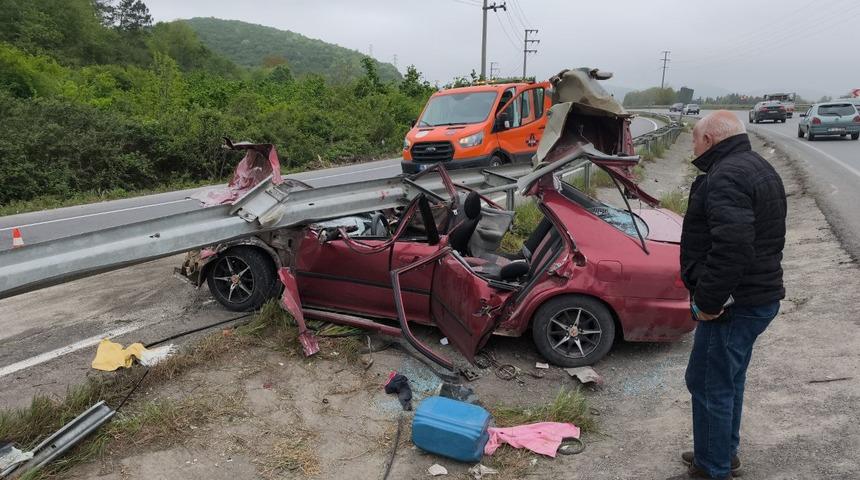 Sakarya'da otomobil, bariyerlere saplandı: 2 kişi ağır yaralandı