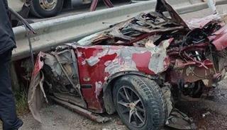 Kontrolden çıkan otomobil bariyerlere saplandı: 2 ağır yaralı