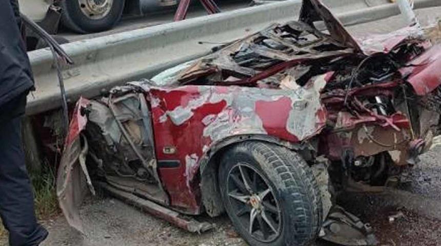 Kontrolden çıkan otomobil bariyerlere saplandı: 2 ağır yaralı