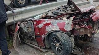 Kontrolden çıkan otomobil bariyerlere saplandı: 2 ağır yaralı