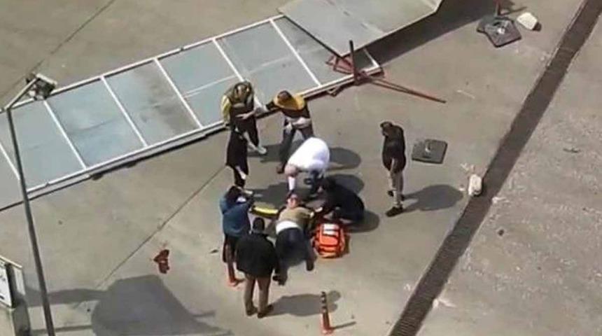 Ataşehir'de şiddetli rüzgarda uçan panolar vatandaşın üzerine düştü