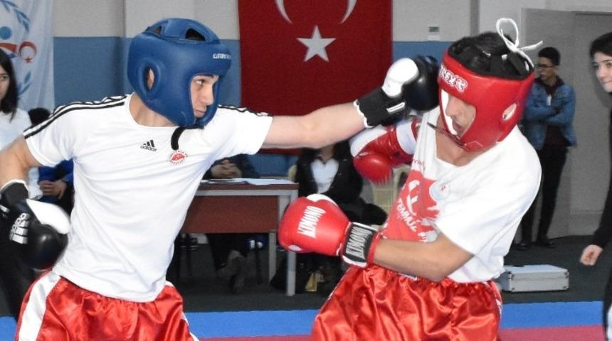Kick Boks İl Birinciliği i&ccedil;in m&uuml;cadele ettiler