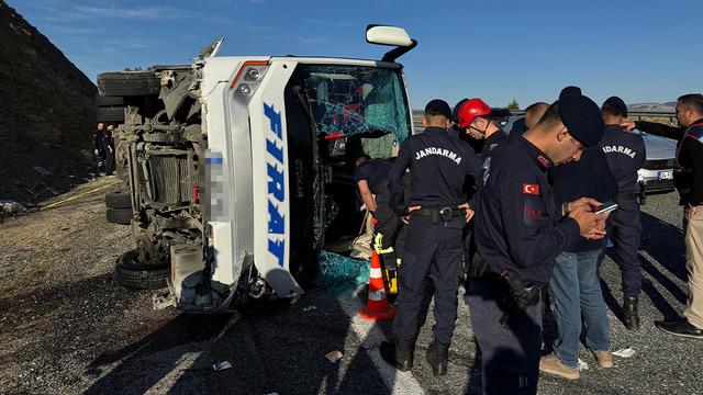 Elazığ'da midibüs devrildi! Yaralılar var