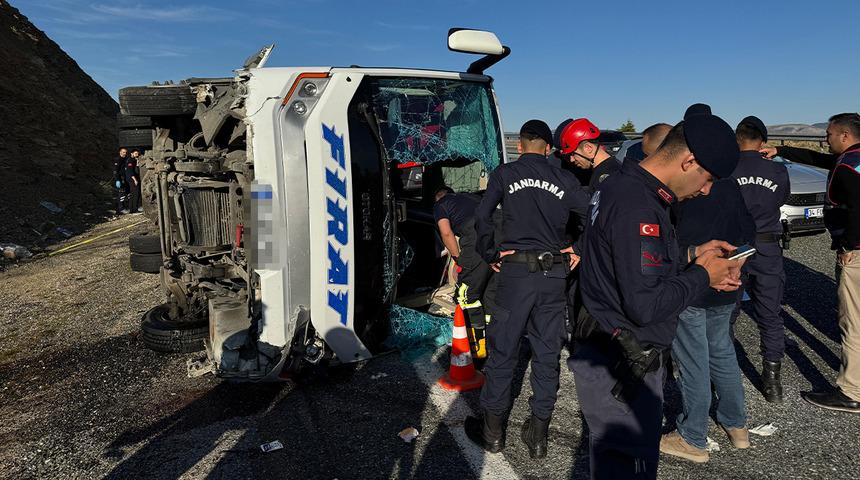 Elazığ'da midibüs devrildi: 22 kişi yaralandı