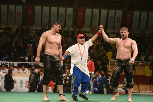 Karesi’de başpehlivan İsmail Balaban oldu