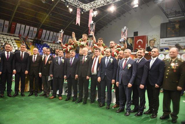 Karesi’de başpehlivan İsmail Balaban oldu