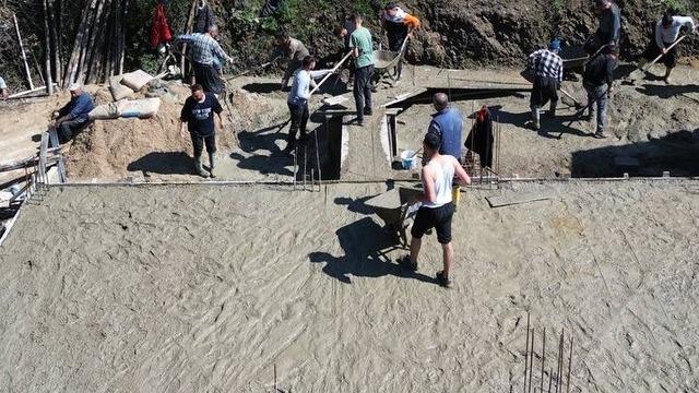 Yangında hasar alıp yıkılan ev imece usulü yapılmaya başlandı