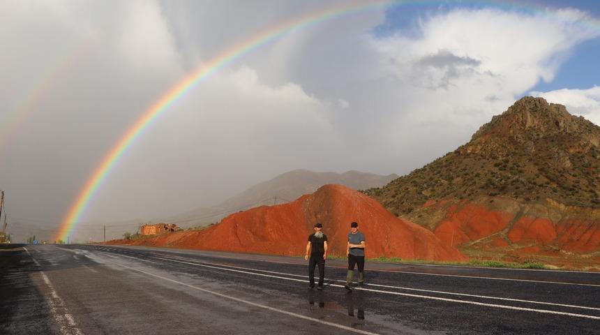 Kırmızı Tepeler'de gökkuşağı şöleni