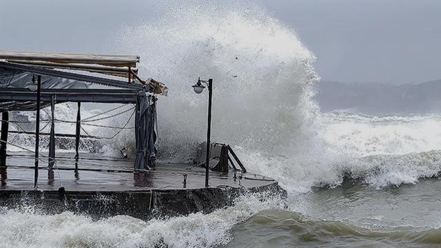 İstanbullular dikkat! Poyraz fırtınası için saat verildi: 55 kilo altına uyarı!