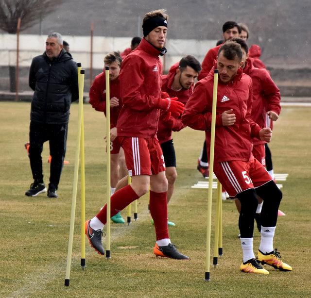 Demir Grup Sivasspor Teknik Direktörü Aybaba: 