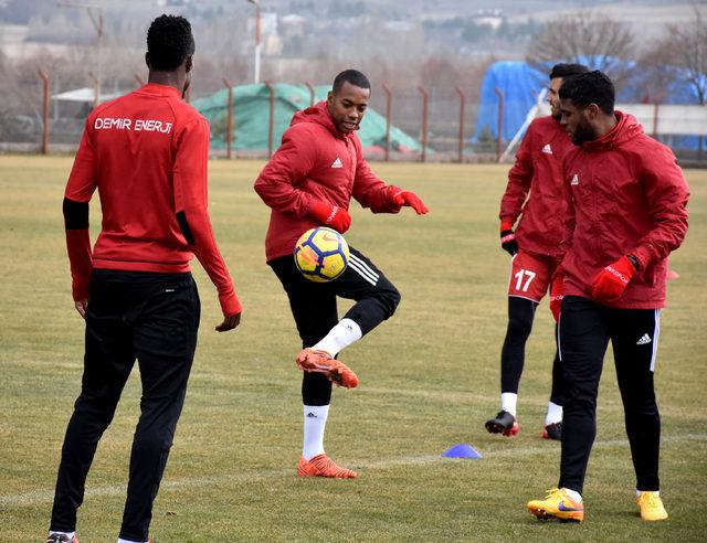 Demir Grup Sivasspor Teknik Direktörü Aybaba: 