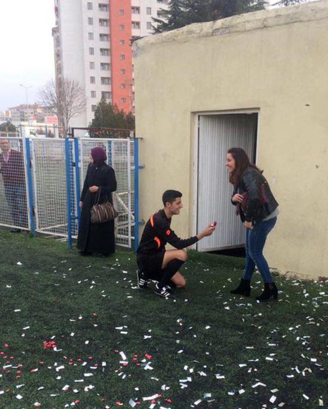 Futbol hakeminden sahada evlenme teklifi