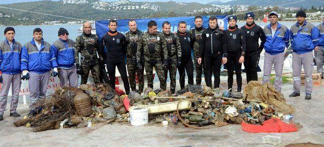 Bitez'de denizden 700 kilo çöp çıktı