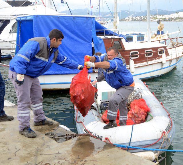 Bitez'de denizden 700 kilo çöp çıktı