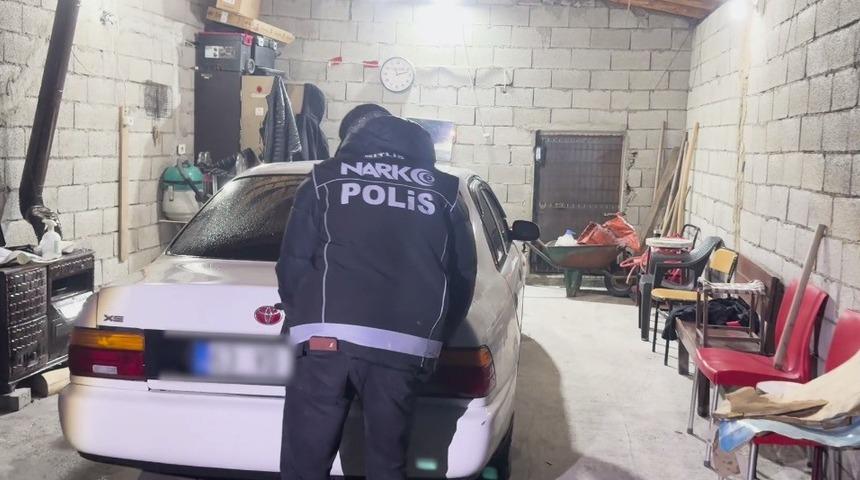 Bitlis’te köpeklerin altına gizlenmiş uyuşturucu madde ele geçirildi