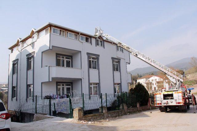 Üç katlı evin çatısında çıkan küçük çaplı yangın paniğe neden oldu
