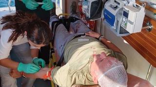 Alman turist yaralanınca adadan deniz ambulansıyla tahliye edildi