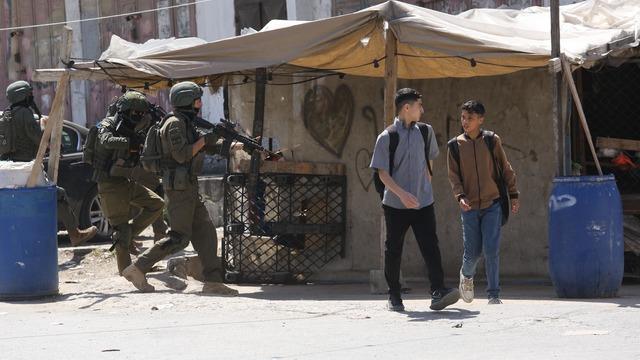 İsrail ordusu, işgal altındaki Batı Şeria'da 13 Filistinliyi gözaltına aldı