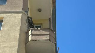 Kadıköy’de binanın balkonu çöktü! Mühürlendi