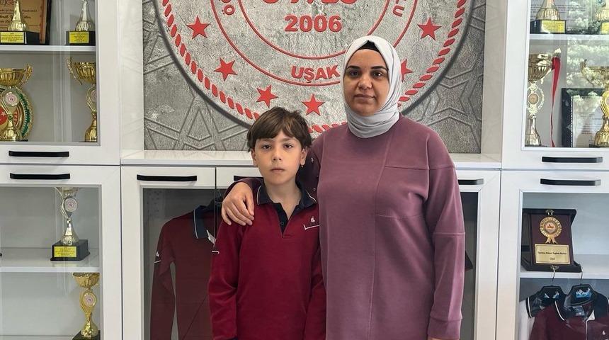 Yer: Uşak! Nefes borusuna ekmek kaçan öğrencisini Heimlich manevrasıyla kurtardı