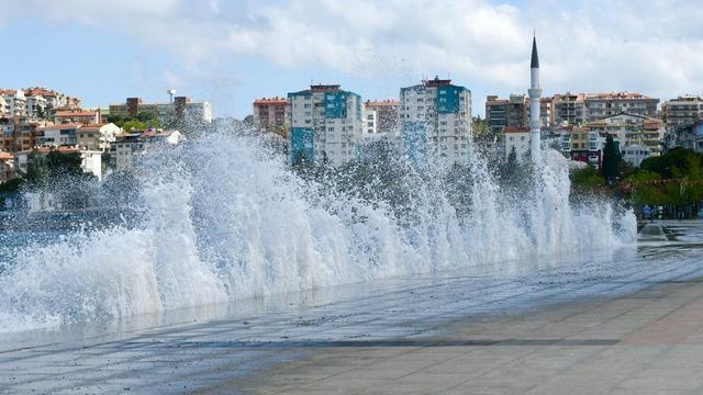 Kuzey Ege'de feribot seferlerine fırtına engeli
