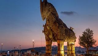 Çanakkale'de fırtına nedeniyle bir ağaç park halindeki taksilerin üzerine devrildi