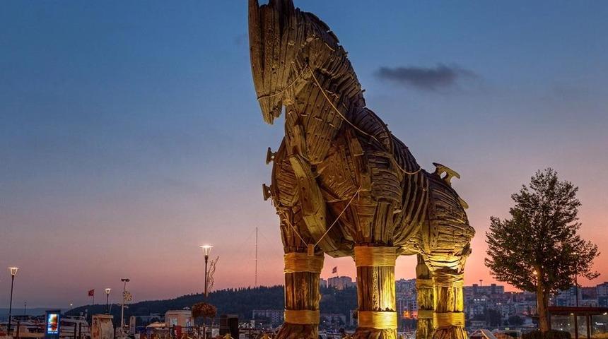 Çanakkale'de fırtına nedeniyle bir ağaç park halindeki taksilerin üzerine devrildi