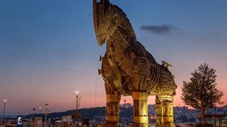 Çanakkale'de fırtına nedeniyle bir ağaç park halindeki taksilerin üzerine devrildi