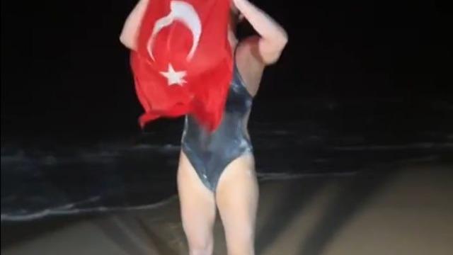 Açık deniz yüzücüsü Aysu Türkoğlu, Ka’iwi Kanalı’nı geçen en genç Türk oldu!