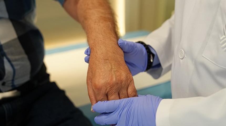 Trafik kazası sonrası yanlış tedavi gördü! 80 Yaşında Kolunu Yüzde 10'dan Yüzde 80'e taşıyan yeni tedavi ile hayata döndü...