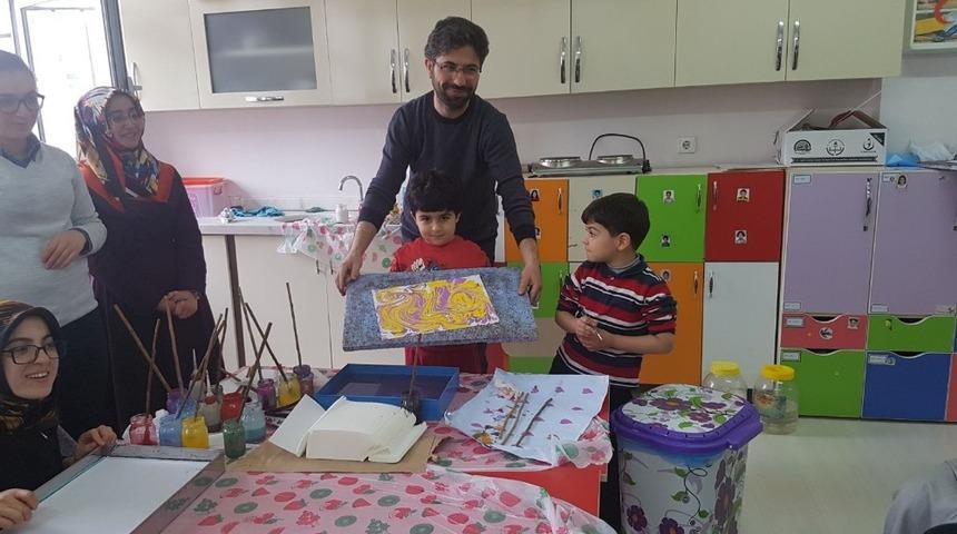 Anaokulunda ebru sanatı etkinliği