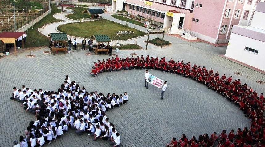 Sarıg&ouml;l&rsquo;de &ouml;ğrencilerden ay-yıldızlı koreografi