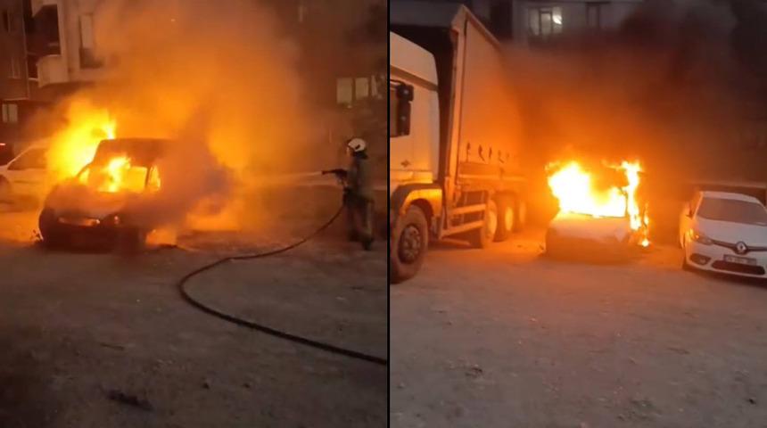 Küçükçekmece’de park halindeki hafif ticari araç yandı