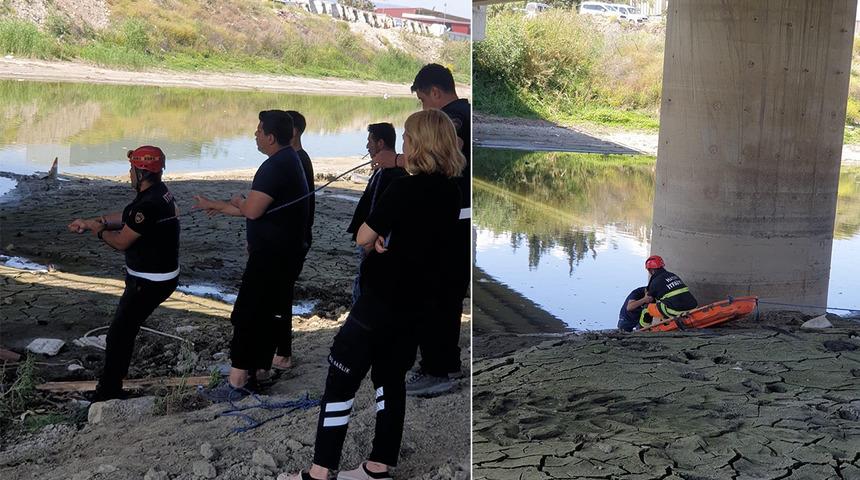 Çamura saplanan vatandaşı itfaiye kurtardı!