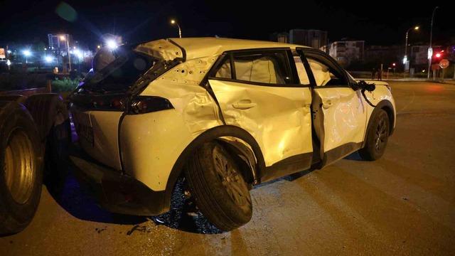 Elazığ’da tır ile otomobil çarpıştı: 4 kişi yaralandı