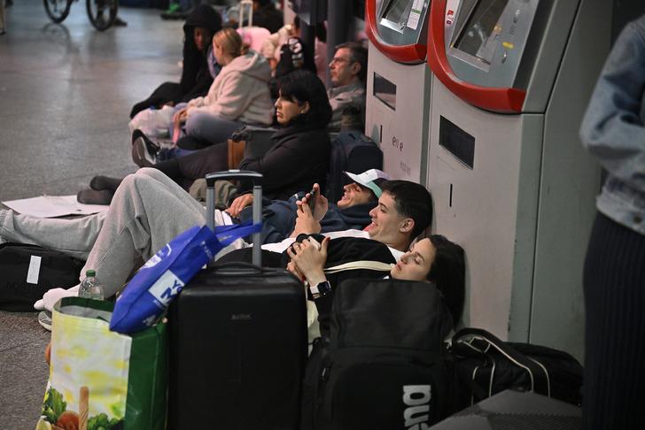 İletişim, ulaşım, sağlık... Avrupa'da elektrik gitti, hayat durdu! Yaşanan kaos fotoğraflara yansıdı G1