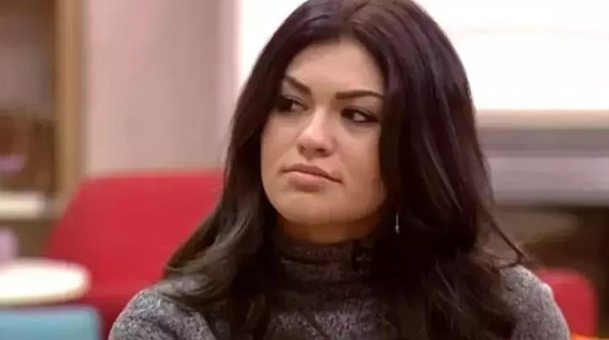 Kısmetse Olur Cansel Çördük ceketinin içine hiçbir şey giymedi! Zayıflığı dikkat çekti