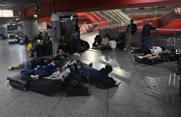 İletişim, ulaşım, sağlık... Avrupa'da elektrik gitti, hayat durdu! Yaşanan kaos fotoğraflara yansıdı G4